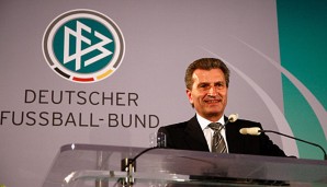 Günther Oettinger kritisiert Paris für den Neymar-Transfer