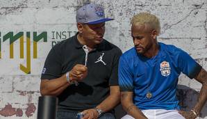 Trotz des geplatzten Transfers im Sommer hat nun der Vater und Berater von PSG-Star Neymar verraten, dass die Gespräche wegen einer Rückkehr des Superstars aus Paris zum FC Barcelona noch nicht abgeschlossen sind.