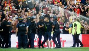 Im Ligaspiel zwischen RC Lens und Meister OSC Lille haben die Heim-Fans den Platz gestürmt, um zum Gästeblock zu gelangen.