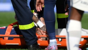 Neymar musste bei seiner Verletzung vom Platz getragen werden.