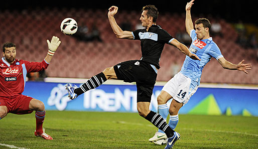 Miroslav Klose (M.) fiel im Spiel gegen den SSC Neapel durch Fairplay auf