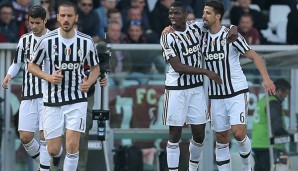 Sami Khedira (r.) und Paul Pogba bejubeln Juventus' 22. Saisonsieg