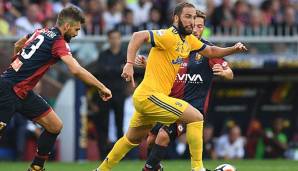Gonzalo Higuain setzt sich gegen zwei Spieler des FC Genua durch
