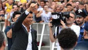 Daumen hoch! Ronaldo begrüßt die Juve-Fans mit einem freundlichen Lächeln ...