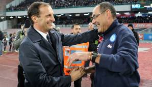 Nach dem frühen Ausscheiden in der Champions League will Juventus Turin neue Wege gehen - mit Maurizio Sarri (r.) als Trainer. Der 60-Jährige verlässt den FC Chelsea und löst Massimiliano Allegri (l.) bei der Alten Dame ab.