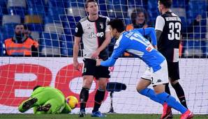 Glücksmoment: Napolis Eljif bejubelt das 2:0 von Lorenzo INsigne gegen Juventus Turin.