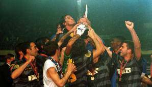 ANGRIFF: Ivan Zamorano. Der Mann, der hier gleich den UEFA-Cup küsst, traf im Finale nach fünf Minuten zum 1:0. Wechselte nach vier sehr erfolgreichen Jahren bei Real Madrid 1996 zu Inter, wo ihm in 149 Pflichtspielen 41 Tore gelangen. Blieb bis 2001.