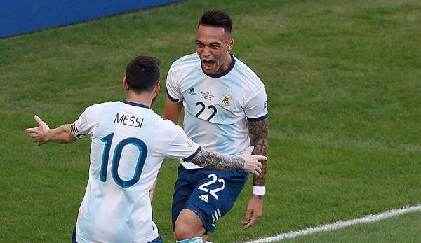 Schon längst Fan von Lautaro Martinez (re.): Lione Messi, Sturmpartner in der Nationalmannschaft Argentiniens.