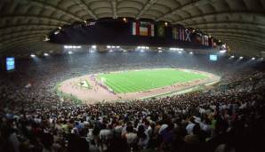 Stadio Olimpico in Rom (damals 73.603 Plätze): Der Ort, an dem sich Deutschland zum Weltmeister kürte und Teamchef Franz Beckenbauer gedankenverloren über den Platz spazierte.