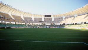 Stadio San Nicola in Bari (damals 56.875 Plätze): Wurde zur WM 1990 gebaut und bekam ob seines futuristischen Aussehens den Spitznamen "L'astronave" (deutsch: "Das Raumschiff"). Markant ist der in 26 Teile gegliederte Oberrang.