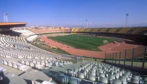 Stadio Sant’Elia in Cagliari (damals 40.117 Plätze): Nach dem einzigen Meistertitel Cagliaris 1970 eröffnet, wurde es zur WM 1990 saniert, ehe es kurios wurde: 2017 baute Cagliari mit der Sardegna Arena auf dem Parkplatz ein neues Stadion, …