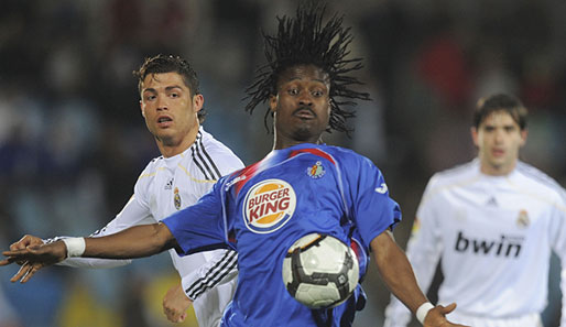 Derek Boateng (M.) vom FC Getafe im Duell mit Cristiano Ronaldo