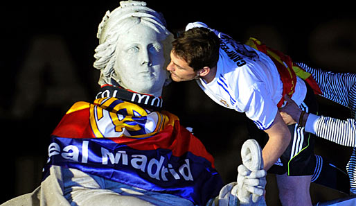 Nach dem Pokalsieg küsst Real-Keeper Iker Casillas die Göttin Kybele auf der Plaza de la Cibeles