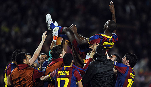 Zurück in der Königsklasse - Die Mannschaft des FC Barcelona lässt Eric Abidal hochleben