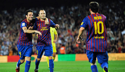 Das neue Super-Trio des FC Barcelona. Fabregas (l.), Iniesta (M.) und Messi (r.) feiern ihren Sieg