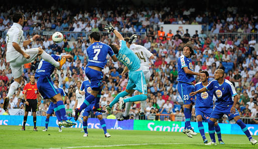 Riesentrubel vor dem Getafe-Tore: Cristiano Ronaldo (l.) springt am höchsten