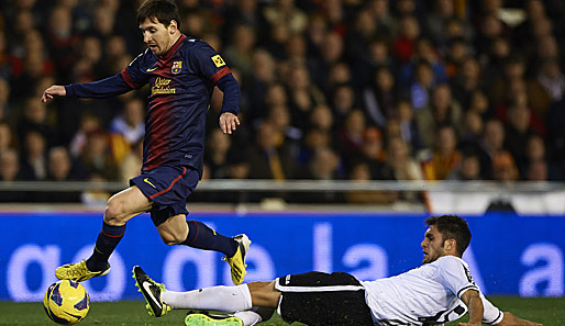 Weltfußballer Lionel Messi (l.) bleibt bis 2018 bei den Katalanen