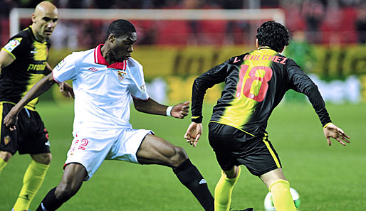 Geoffrey Kondogbia (m.) könnte den angeschlagenen FC Sevilla im Sommer wieder verlassen