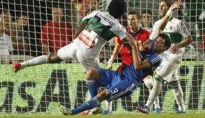 Die Szene des Spieltags: Pepe zieht seinen Gegespieler Sanchez zu Boden und reklamiert Foul