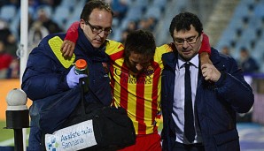 Barca-Star Neymar (M.) musste wegen einer Knöchelverletzung nach 25 Minuten vom Feld