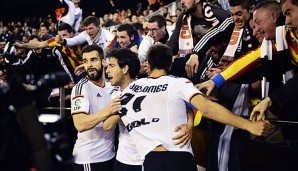 Valencia feiert mit seinen Fans: Gegen den FC Sevilla siegten Mustafi und Co. mit 3:1
