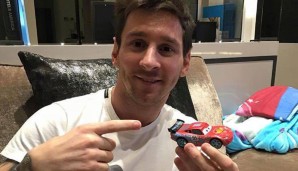 Lionel Messi zeigt bei Facebook sein Spielzeugauto aus dem Comicfilm Cars