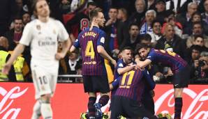 Die Barca-Spieler feiern den Doppeltorschützen Luis Suarez, im Vordergrund kann es Luka Modric kaum fassen.