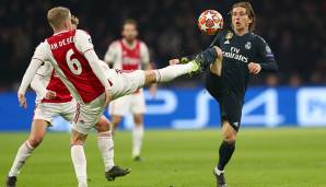 Der Niederländer ist allerdings auch einem Verbleib in Amsterdam nicht abgeneigt: "Ich fühle mich wohl bei Ajax, ein weiteres Jahr hier könnte mir gut tun", sagte der 22-Jährige zu Voetbal International.