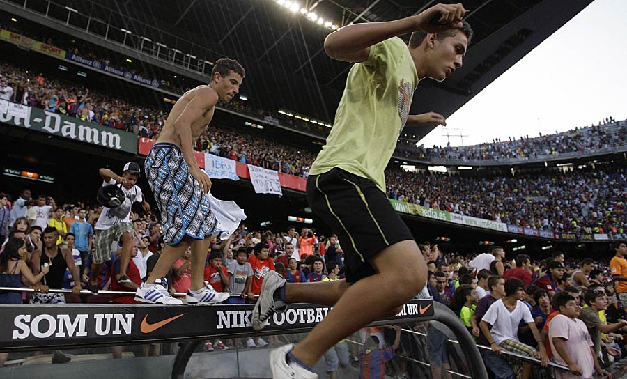 Zlatans Mischung aus Vereinsliebe und Skills am Ball begeisterte die Masse offenbar so sehr, dass einige Fans ihrem neuen Idol noch näher kommen wollten. Im Camp Nou begann ein Platzsturm.