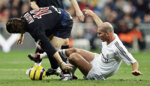 ZINEDINE ZIDANE: Nach dem CL-Titel in Jahr eins bei Real blieben in der Folge weitere Titel aus. Die Anhänger sahen in Zidane einen langsamen, in die Jahre gekommenen Spielmacher, der für eine moderne Spielweise nicht mehr zu gebrauchen war.