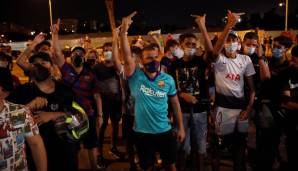 Fans des FC Barcelona protestieren vor dem Camp Nou gegen einen Wechsel ihres Superstars.