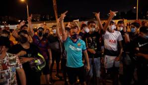 Vor dem Camp Nou protestierten zahlreiche Fans.