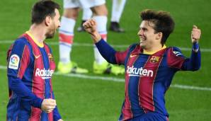 Messi (l.) feiert zusammen mit Riqui Puig.