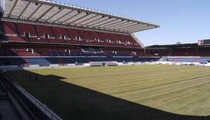 CA OSASUNA: Estadio El Sadar. Bei der Eröffnung 1967 fasste das Stadion 30.000 Zuschauer. Osasuna wurde zum ersten spanischen Verein, der den Namen seines Stadions an einen Sponsor verkaufte. Bis 2012 hieß es "Reyno de Navarra".