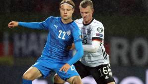 Andri Gudjohnsen (l.) im Duell mit Lukas Klostermann im WM-Quali-Spiel zwischen Island und Deutschland (0:4) im September 2021.