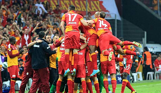 Die Mannschaft von Galatasaray feiert den Meistertitel nach ihrem Sieg gegen Sivasspor