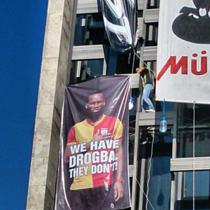 Ein Fener-Fan bringt die Drogba-Message an