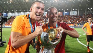 Prinz Poldi freut sich mit Teamkollege Sneijder über seinen ersten Titel in der Türkei