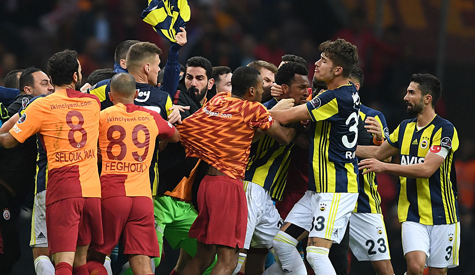 Nach dem 2:2 zwischen Galatasaray und Stadtrivale Fenerbahce kam es auf dem Platz zu einer wilden Schlägerei. Schiedsrichter Firat Aydinus zeigte nach dem Abpfiff noch drei Mal Rot. Es kam zu regelrechten Jagdszenen in der Türk Telekom Arena.