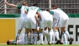 Die Spieler des VfL Wolfsburg bejubeln Dreifach-Torschütze Kevin Scheidhauer