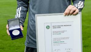 Nach der Pandemie-bedingten Pause wurden seitens des DFB die Preisträger für die Fritz-Walter-Medaille 2022 bekannt gegeben. Dabei dürfen sich gleich zwei BVB-Youngster über die Ehrung freuen.