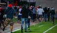 Schändliche Szenen in der Youth League: Beim Spiel des FC Bayern gegen Olympiakos stürmen Fans der Hausherren den Gästeblock.