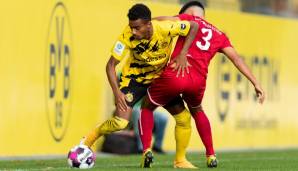 Hat den Sprung zu den Profis geschafft: Ansgar Knauff, hier im Trikot der U19 Mannschaft des BVB, im Duell mit Essens U19-Spieler Yakup Akbulut.