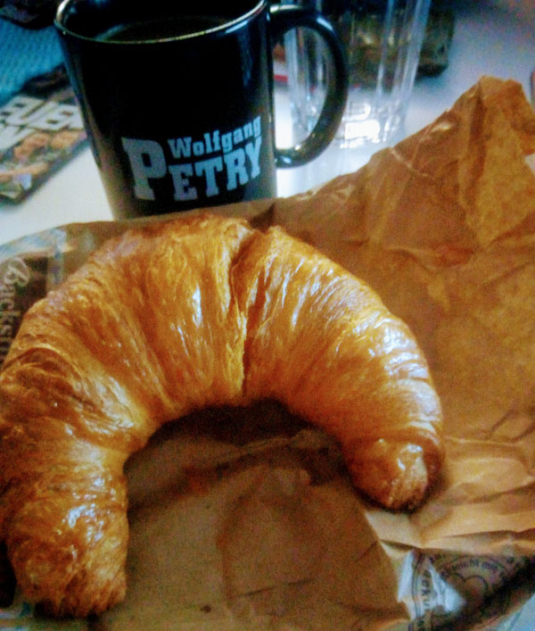 Das Frühstück der Champions: Ein Croissant und Kaffe aus einer Petry-Tasse