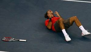 Roger Federer durfte sich nach dem legendären Kampf 2008 über die Trophäe freuen.