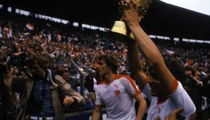 Allofs (r.) war 1975 bei der Fortuna Profi geworden, gewann mit Düsseldorf 1979 und 1980 den DFB-Pokal und stand 1979 im Finale des Europapokals der Pokalsieger (3:4 n.V. gegen den FC Barcelona).