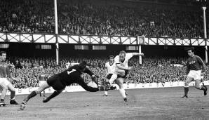 1963 wurde Nationalkeeper Lew Jaschin der Ballon d'Or verliehen - als bis heute einzigem Torhüter der Fußball-Geschichte. Hier versucht er beim WM-Halbfinale 1966 gegen Deutschland einen Schuss von Uwe Seeler zu parieren...