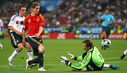 EM-Finale 2008: Fernando Torres düpiert Philipp Lahm und Jens Lehmann und schießt Spaniens 1:0