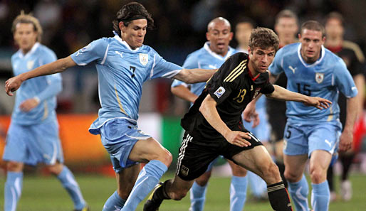 Der 20-jährige Thomas Müller (in Schwarz) erzielte gegen Uruguay sein fünftes WM-Tor