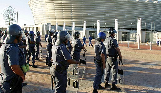 Polizeiaufgebot vor dem Green Point Stadion in Kapstadt